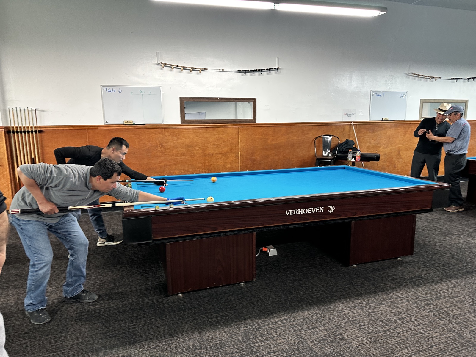 Players competing on a blue Verhoeven table